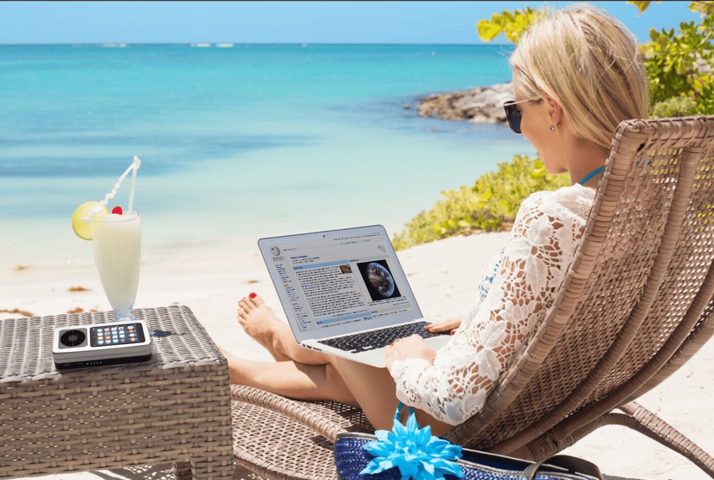 i-cool Vision su un tavolino in spiaggia